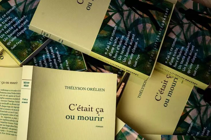 Des exemplaires du livre "C'était ça ou mourir", du romancier canado-haïtien Thelyson Orelien, en marge de la 28e édition d'un festival littéraire à Manosque, le 24 septembre 2026 dans les Alpes-de-Haute-Provence AFP Joel Saget